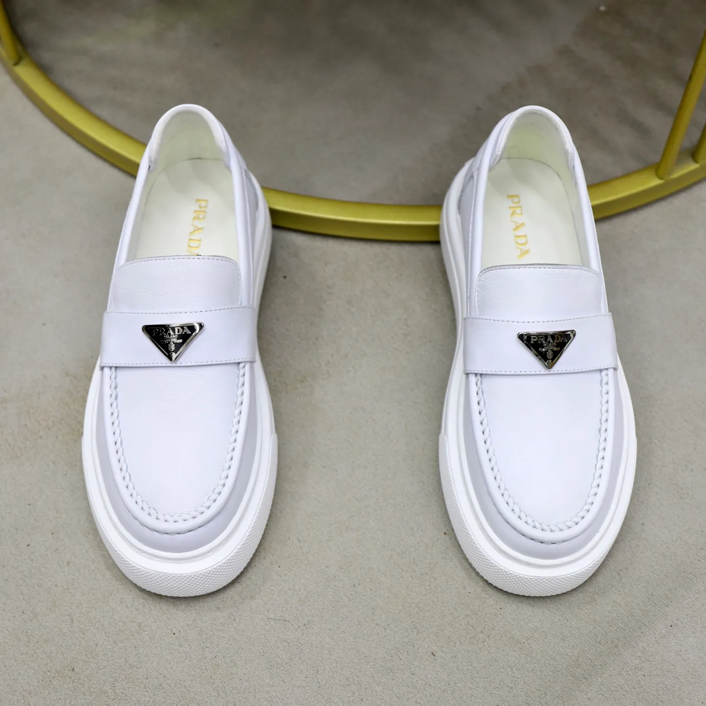 Ex-factory price: 500💰🙅‍♂️🙅‍♂️🙅‍♂️ Brand: PRADA Standard code: Men's code 38-44 (45 can be customized) Grade: Same style as the official website Original order quality Material: Original cowhide surface Comfortable lining Original outsole Style category: Men's fashionable casual leather shoes Distinguished big-name luxury elements Top luxury Color: Color of the actual picture